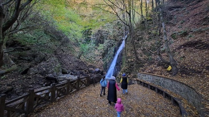 Düzce'deki Aydınpınar Şelalesi sonbaharda doğa ve fotoğraf tutkunlarını ağırlıyor