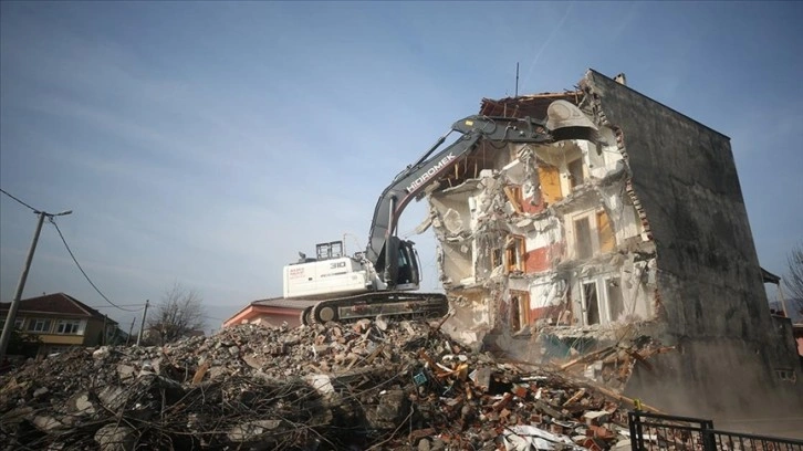 Düzce'deki depremde ağır hasar alan 5 bina yıkıldı