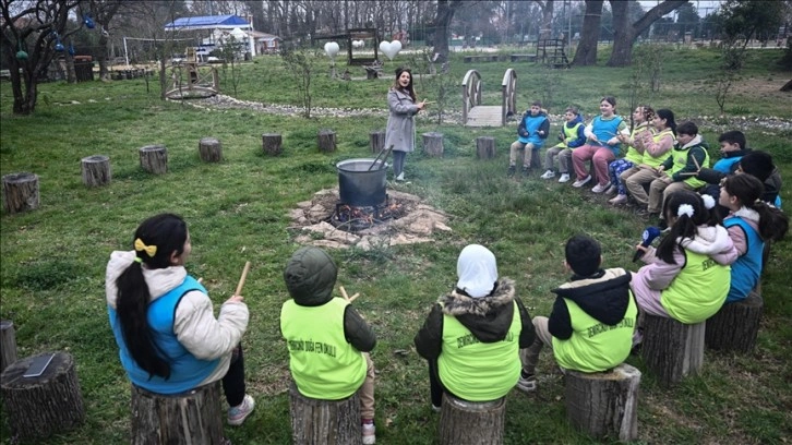 Eda öğretmen çocuklara çevre farkındalığını müzikle kazandırıyor