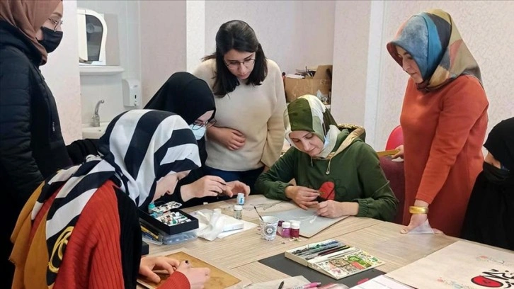 Edebiyat öğretmeni, gönül verdiği hat ve tezhibi gençlere öğretiyor