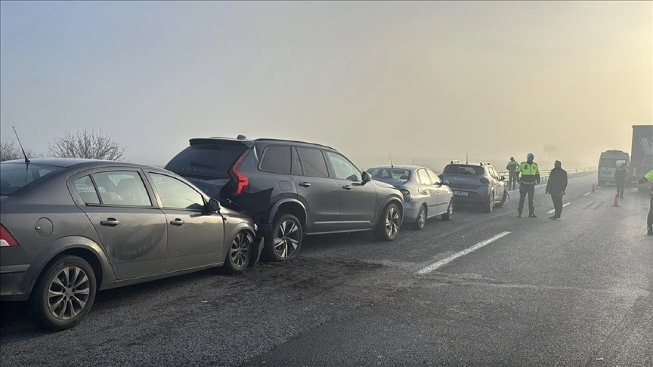 Edirne'de 10 aracın karıştığı zincirleme trafik kazasında 7 kişi yaralandı
