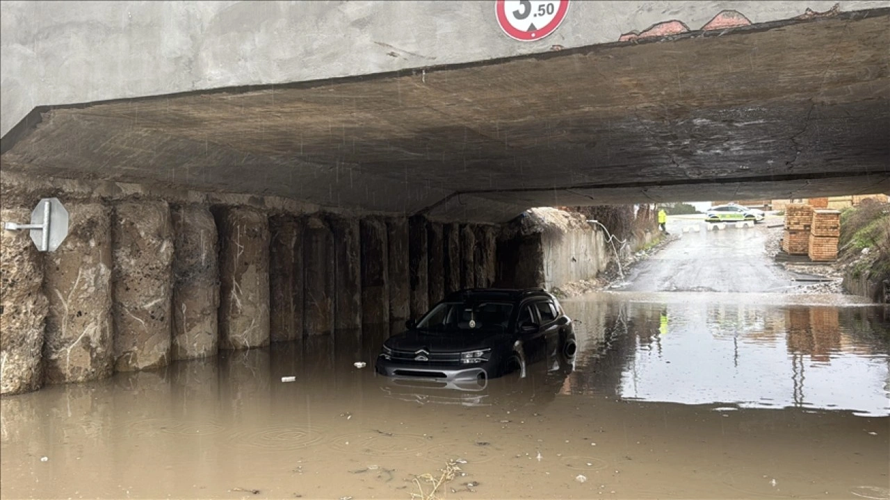Edirne'de sağanak, su baskınlarına neden oldu