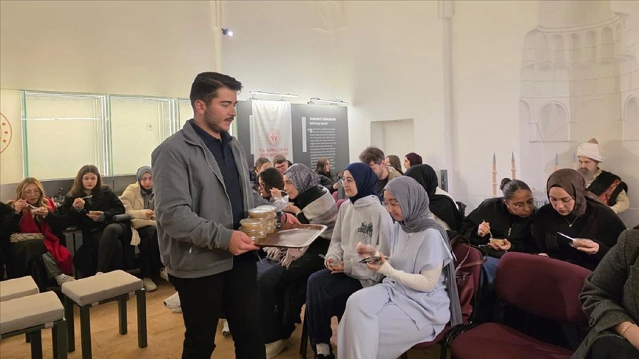 Edirne'de &uuml;niversite &ouml;ğrencileri Osmanlı geleneği "helva sohbetleri" k&uuml;lt&uuml;r&uuml;n&uuml; yaşatı