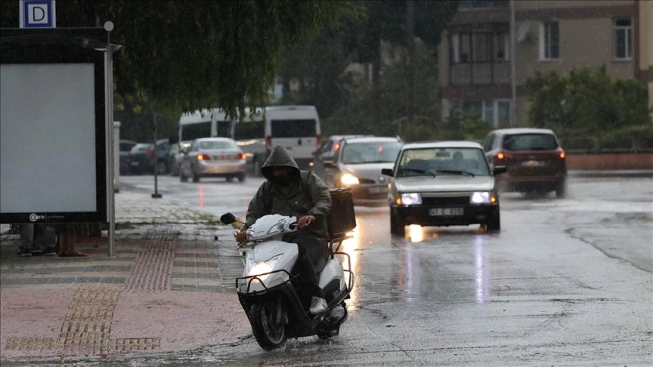 Edirne ve Kırklareli için kuvvetli sağanak, iç kesimler için fırtına uyarısı