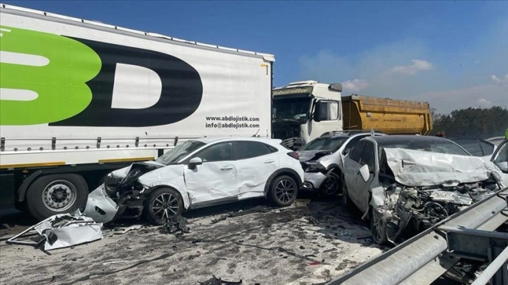 Edirne'de 12 aracın karıştığı zincirleme trafik kazasında 1 kişi öldü, 36 kişi yaralandı