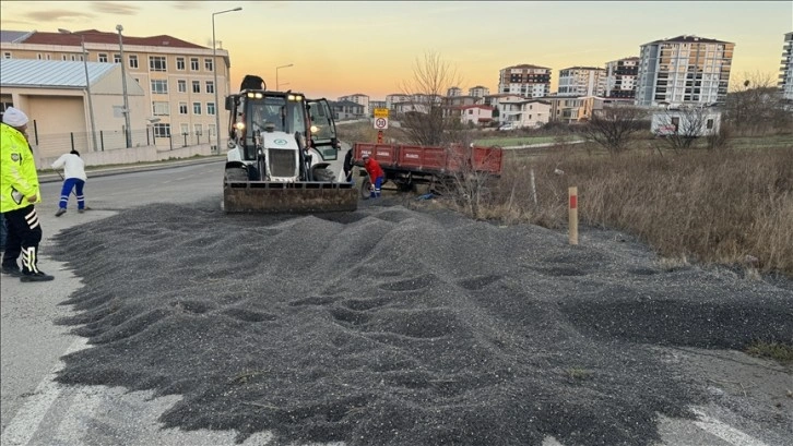 Edirne'de devrilen 5 ton ayçiçeği yüklü traktör römorku trafiği aksattı