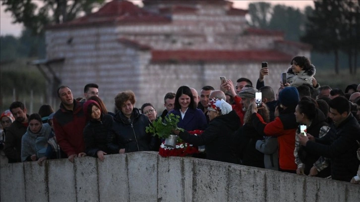 Edirne'de dilekler Tunca Nehri'ne bırakıldı