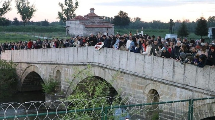 Edirne'de gün aydınlanırken dileklerin yazılı olduğu kağıtlar Tunca Nehri'ne bırakıldı