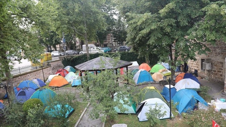 Edirne'de Kırkpınar'a gelen güreşseverlerden bazıları çadırda konakladı
