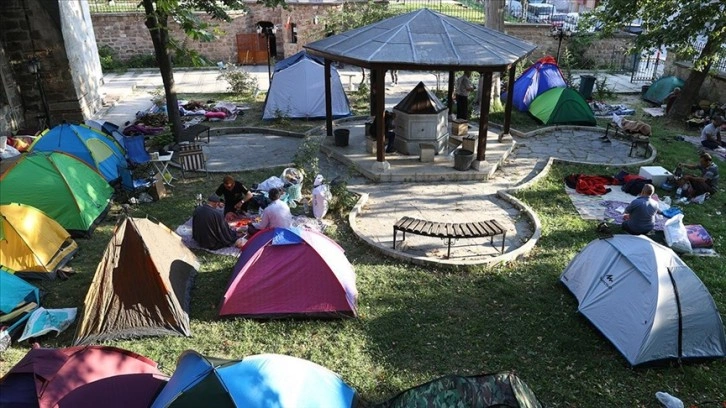Edirne'de otellerde yer bulamayan güreşseverler çadırlarda kaldı