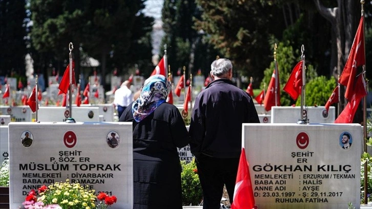 Edirnekapı Şehitliği'nde ziyaretçi yoğunluğu sürüyor