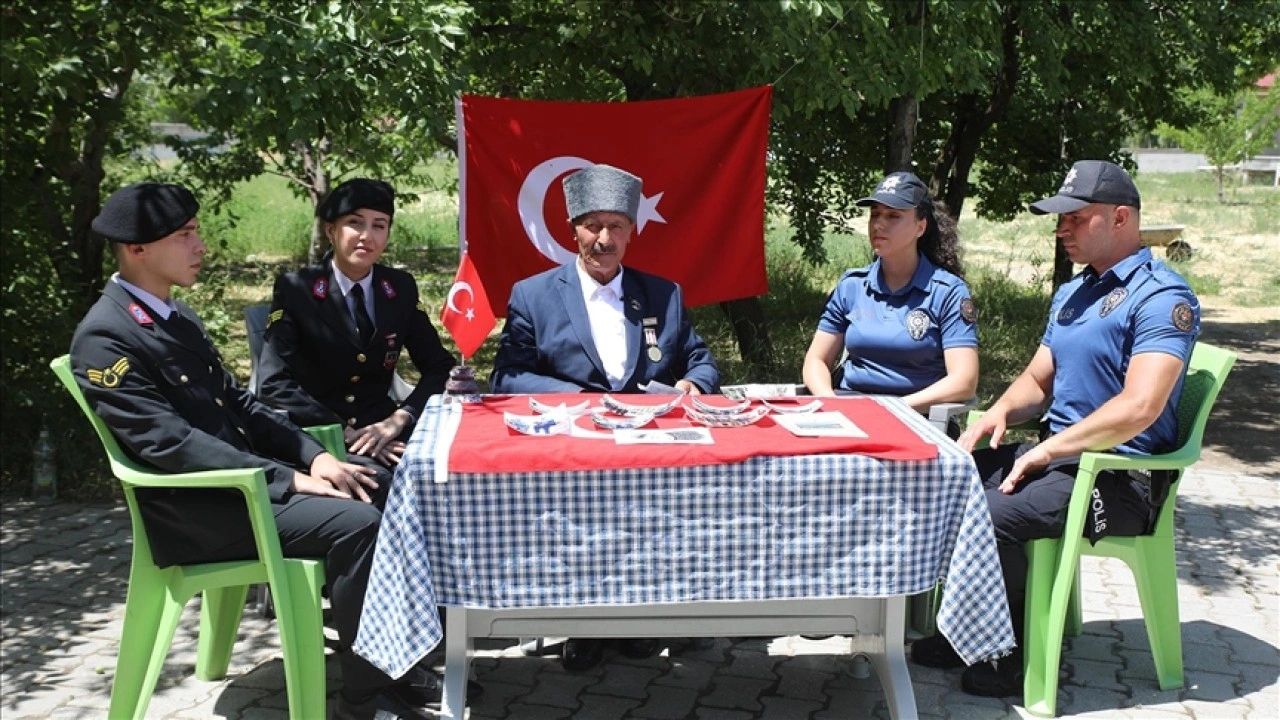 "Efsane tank"ın şoförü, destansı anılarını güvenlik güçleriyle paylaştı
