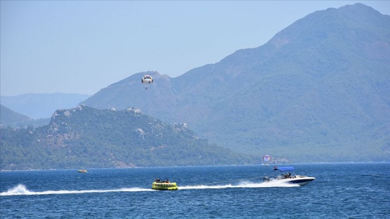 Ege ile Akdeniz yerli ve yabancı turistle 'bayram' ediyor