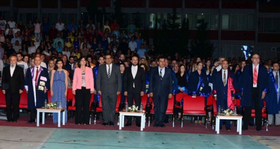 Eğitim fakültesi öğrencilerinin mezuniyet şöleni