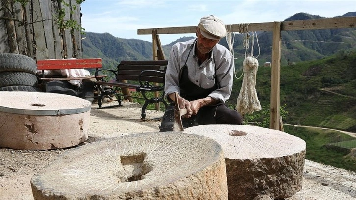 Ekmeğini 39 yıldır değirmen taşı yaparak kazanıyor