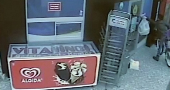 Ekmek hırsızları güvenlik kameralarına yakalandı