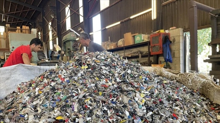 'Ekonomi ve çöp krizinin' yaşandığı Lübnan'da fabrikasıyla 2 soruna çözüm üretiyor