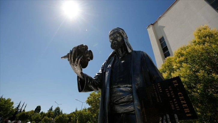 El Cezeri heykelli güneş saati üniversite kampüsünde zamanı gösteriyor