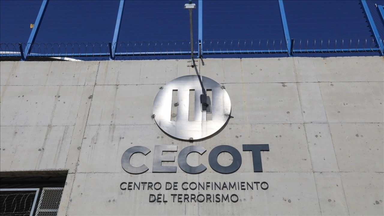 El Salvador'daki hapishaneye sınır dışı edilen göçmenlerin ABD'nin kontrolünde olduğu beli