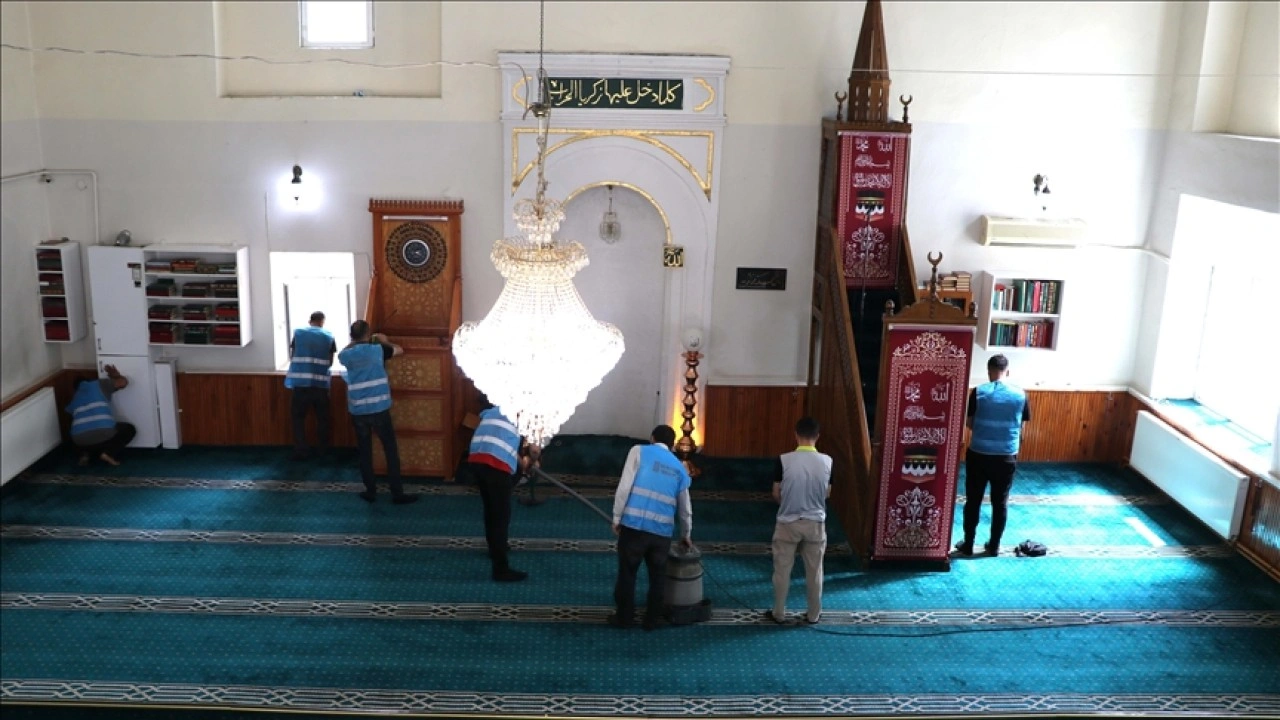 Elazığ'da yükümlüler cami ve mezarlıkları Kurban Bayramı'na hazırlıyor