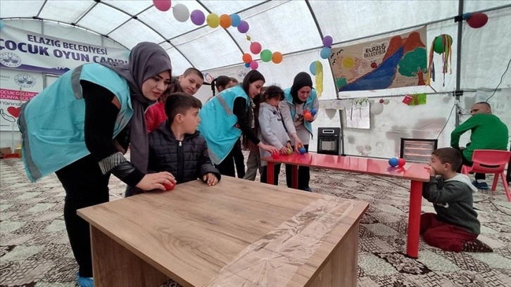 Elazığ depremini yaşayan sosyolog ve ekibi, Kahramanmaraş'ta afetzede çocukların yüzünü güldürü
