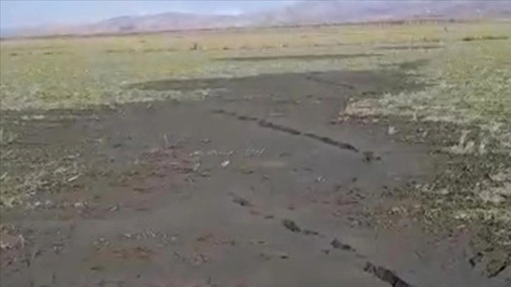 Elazığ Palu'da fay hattında zemin sıvılaşması görüntülendi
