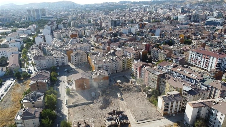 Elazığ'da ağır hasarlı binaların yüzde 46'sının yıkımı gerçekleştirildi