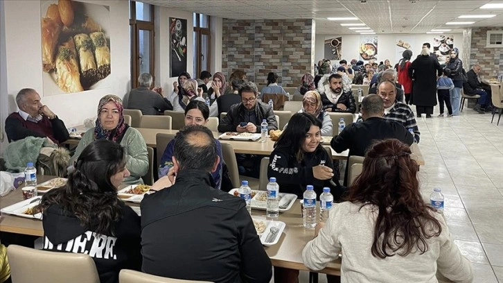 Elazığ'da yurtlarda misafir edilen depremzedeler devletin 'sıcak aş'ıyla iftar yapıyor