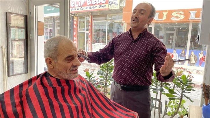 Elazığlı müzik tutkunu berber müşterilerini türküler eşliğinde tıraş ediyor