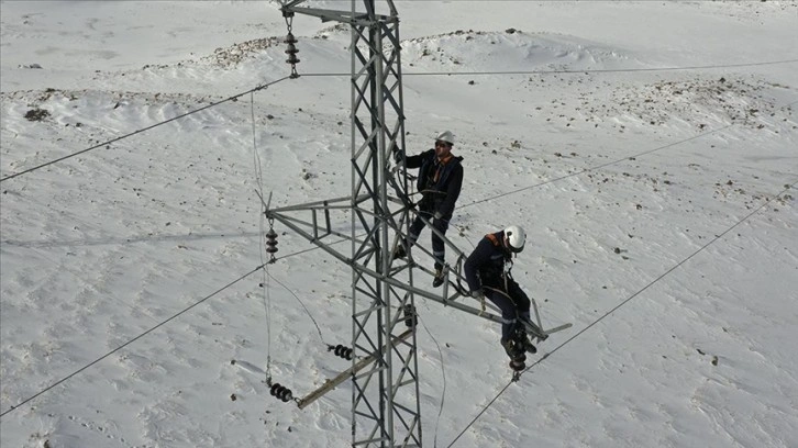 Elektrik arıza ekipleri kışın kırsalda kesintisiz enerji için yoğun mesaide