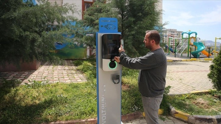 Elektrikli araç bulunmayan siteye özendirmek için elektrikli araç şarj ünitesi kuruldu