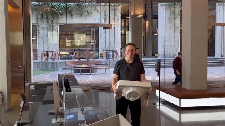 Elon Musk elinde lavaboyla Twitter Genel Merkezine geldi