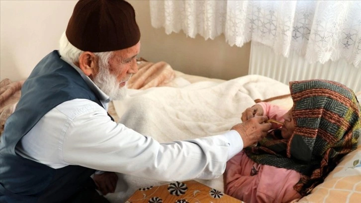 Emekli imam felçli eşine sevgi ve özenle bakıyor