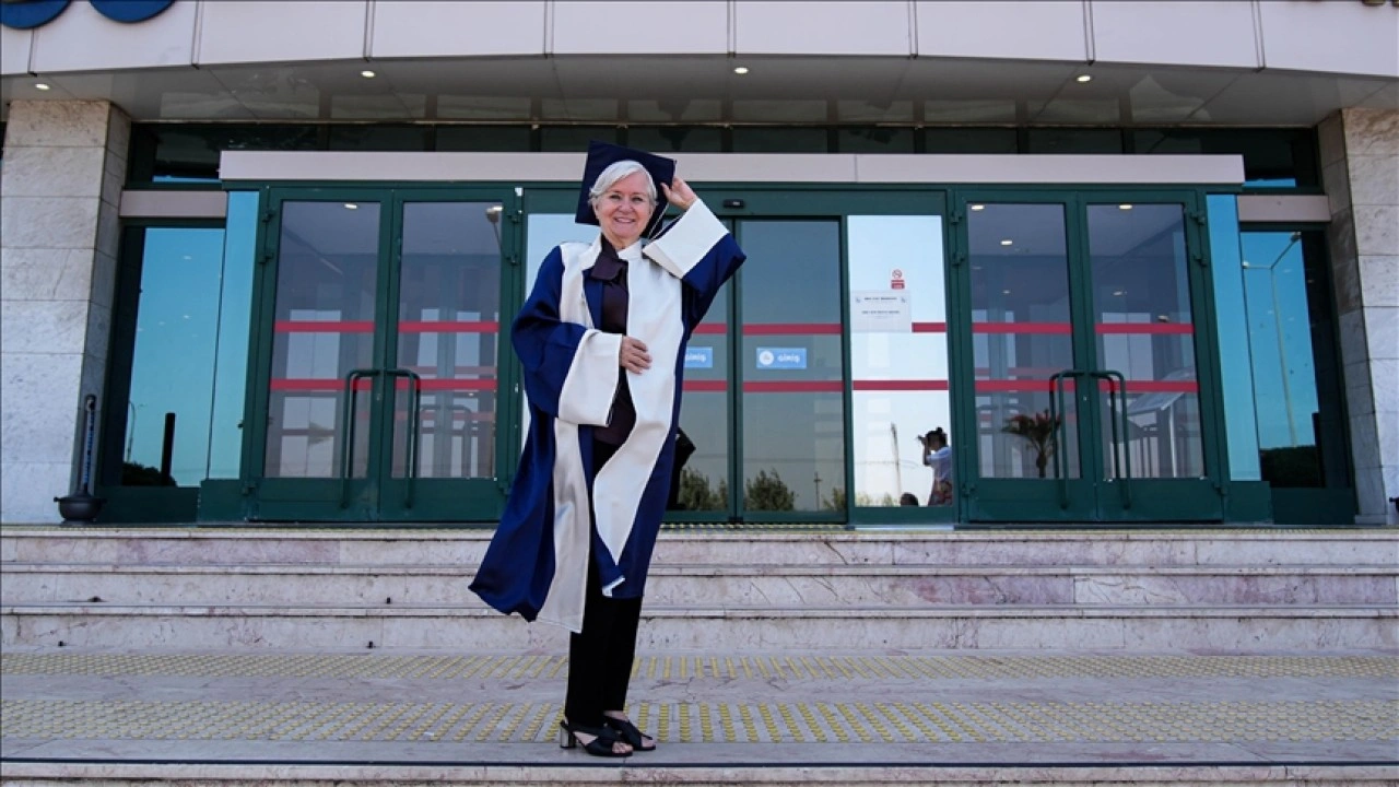 Emekli inşaat mühendisi, 64 yaşında resim bölümünü dereceyle bitirdi