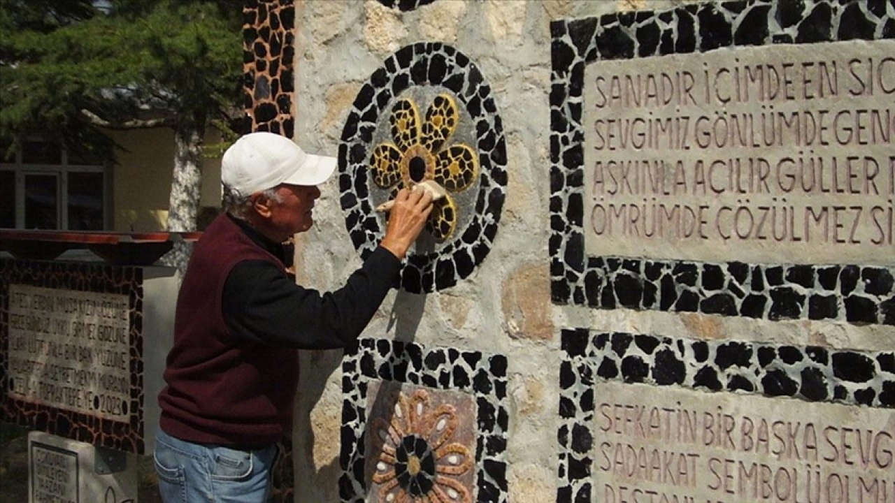 Emekli işçi, dağlardan topladığı volkanik taşlarla evinin bahçesine sanat duvarı yaptı