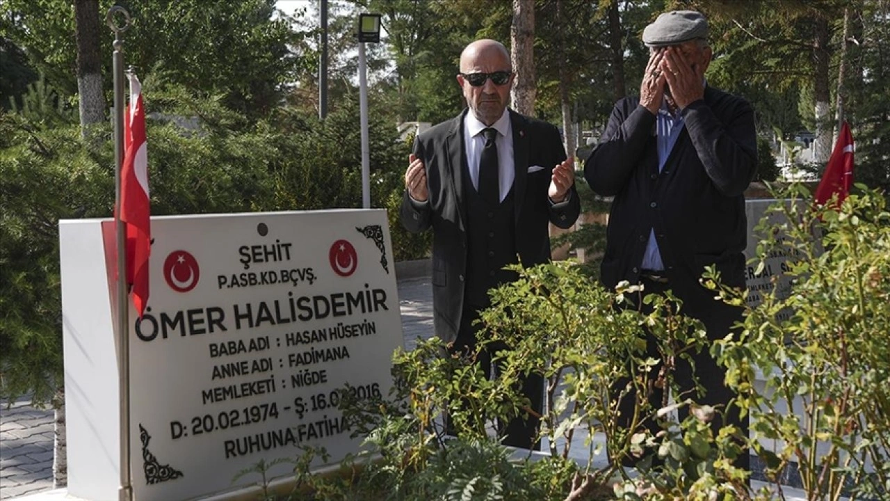 Emekli Korgeneral Zekai Aksakallı, şehit Ömer Halisdemir'in mezarını ziyaret etti