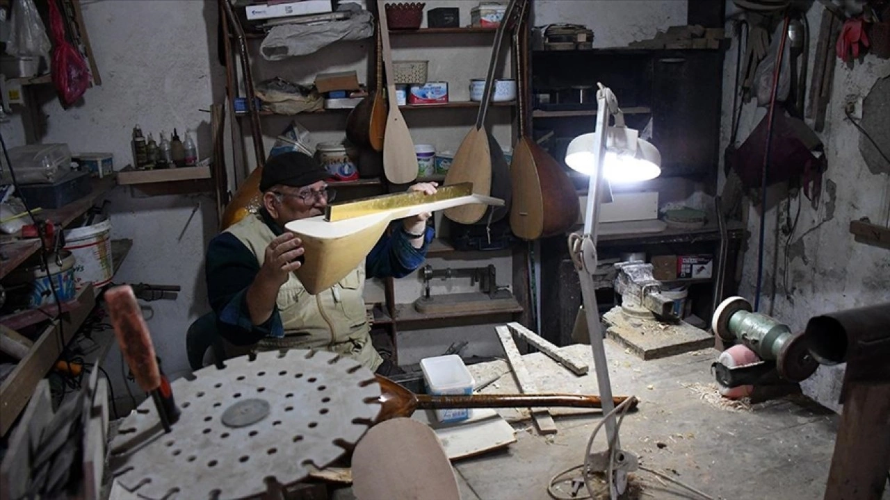 Emekli öğretmen bağlamayı hem çalıyor hem üretiyor