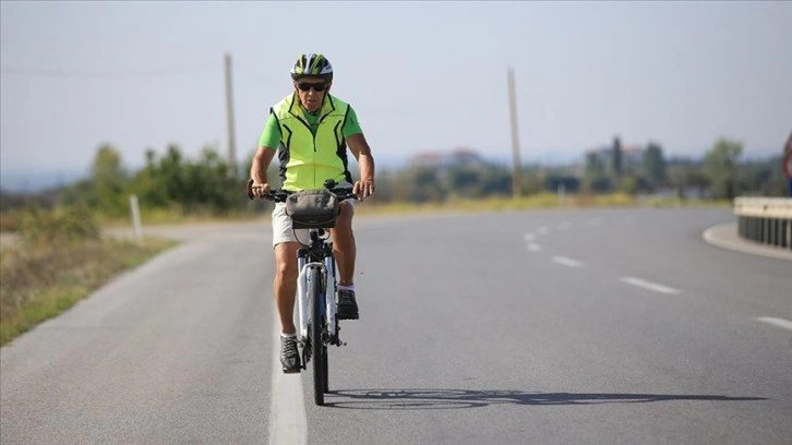 Emekli öğretmen bisikletiyle günlük 40 kilometre yol katediyor