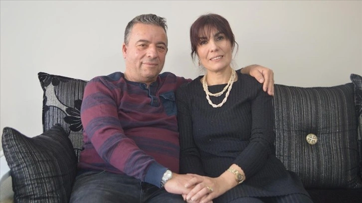 Emekli öğretmen, görme yeteneğini kaybeden eşine sevgisiyle