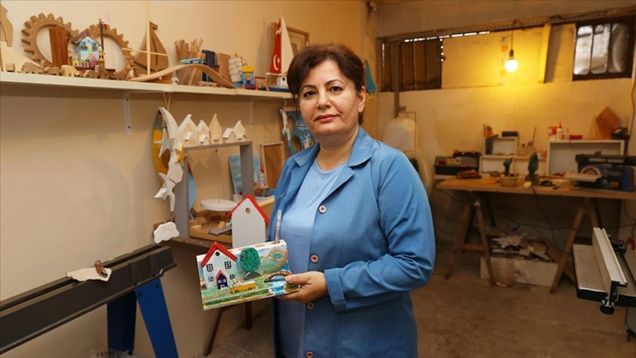 Emekli öğretmenin ahşap sevgisi çocuklara oyuncak oluyor