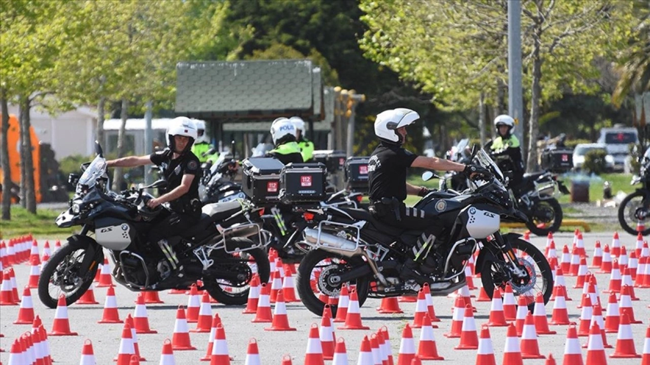 Emektar motosikletli trafik polis timi eğitmeni meslektaşlarına tecrübelerini aktarıyor