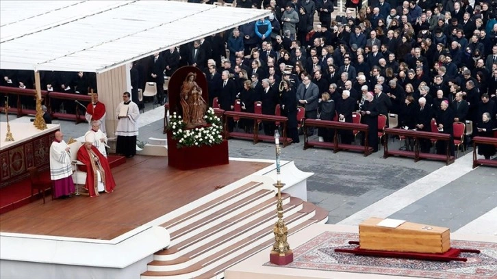 Emerit Papa 16. Benediktus Vatikan'daki cenaze töreniyle defnedildi