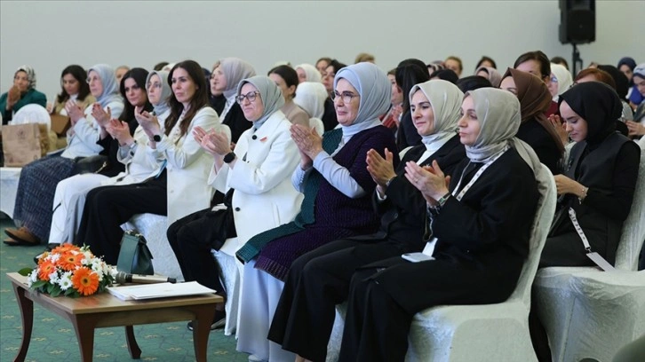 Emine Erdoğan, AK Parti'nin kadın MYK, MKYK üyeleri ve milletvekilleriyle bir araya geldi