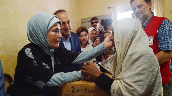 Emine Erdoğan Arakanlı Müslümanlara yardım dağıttı