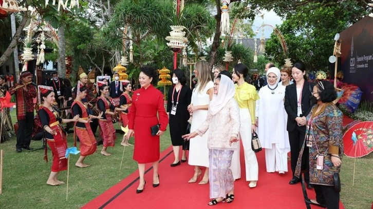 Emine Erdoğan, G20 Liderler Zirvesi için bulunduğu Endonezya'da lider eşleriyle bir araya geldi