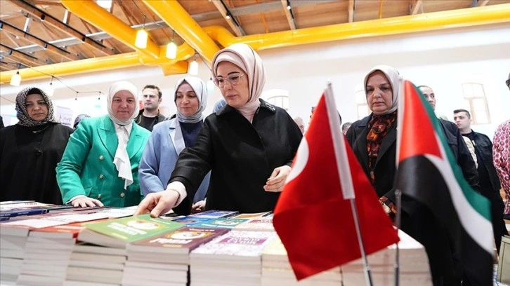 Emine Erdoğan, Şule Yüksel Şenler Vakfı Kitap ve Kültür Günleri etkinlik alanını ziyaret etti