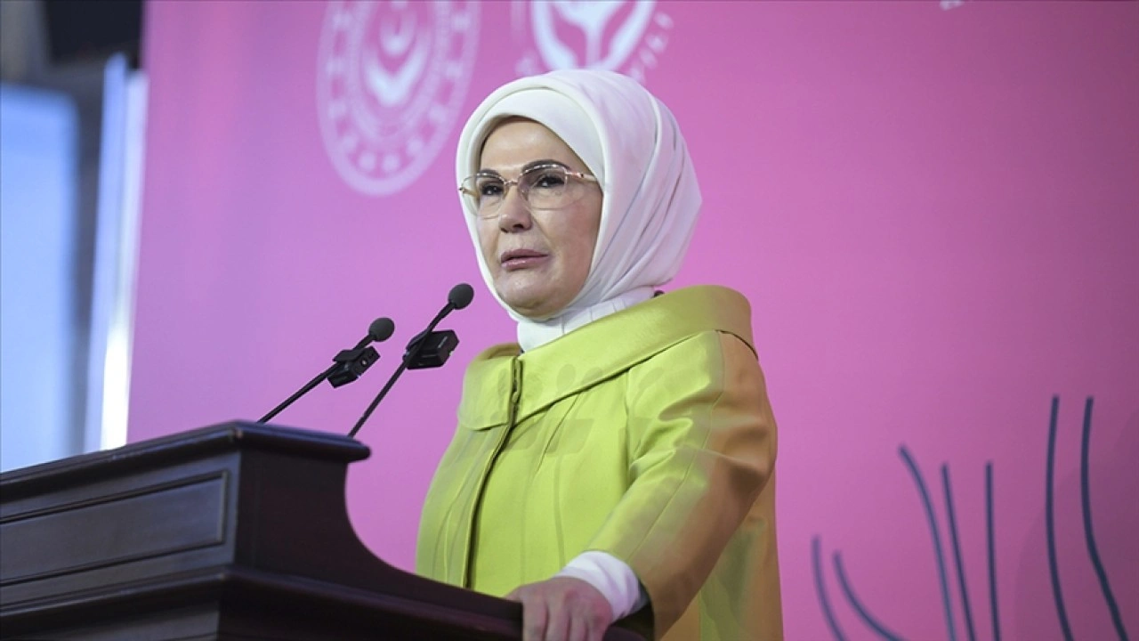Emine Erdoğan, "Ulusun Annesi" sergisinin anı defterini imzaladı