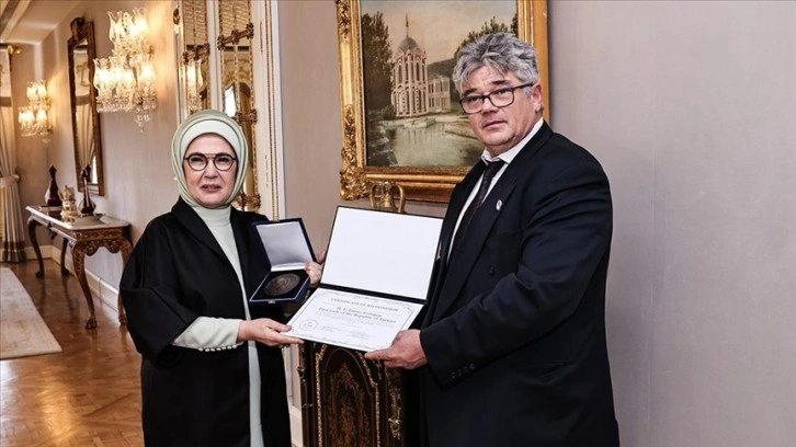 Emine Erdoğan'a Uluslararası Apiterapi Federasyonunca