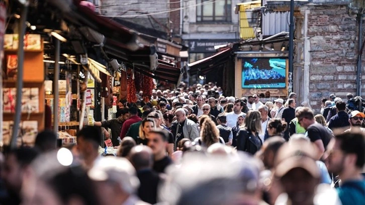 Eminönü'nde bayram alışverişi yoğunluğu yaşanıyor