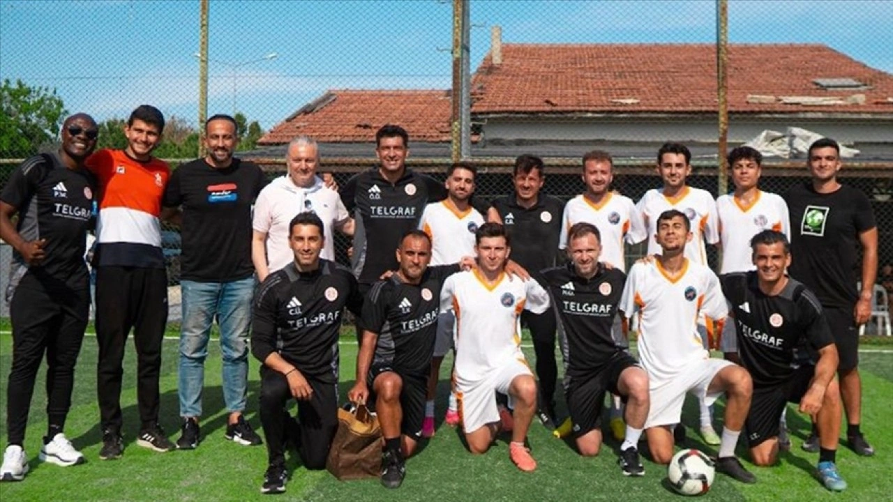 Emre Belözoğlu öğrencilerle futbol oynadı